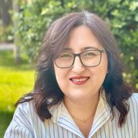 Yasemin Şenel Kimdir?