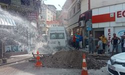 Yol çalışması sırasında su borusu patladı, vatandaşlar su altında kaldı