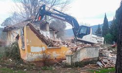 Karacabey'de metruk bina yıkımları son sürat