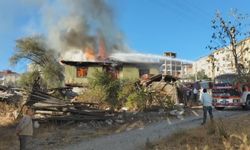 Alevler iki katlı ahşap evi kül etti