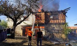 Piknik tüpleri bomba gibi patladı: Alevler iki evi kül etti..!