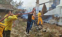 Köy yangını: 3 ev ile 6 samanlık yandı