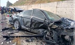 Makam aracı ile otomobil hafif ticari araç çarpıştı: 3 yaralı