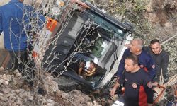 Amasya'da devrilen iş makinesinin operatörü yaralandı