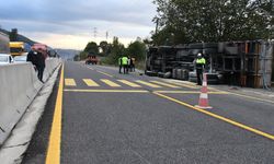 Bolu Dağı'nda tomruk yüklü kamyonun devrilmesi ulaşımı aksattı