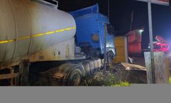 Kontrolden çıkan tanker yol kenarındaki barakalara çarptı