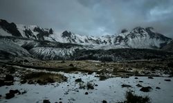 Erciyes'in zirvesine kar yağdı