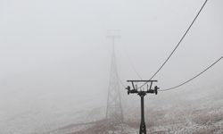 Erzurum'un yüksek kesimlerine mevsimin ilk karı yağdı