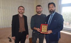 Espiye Müftüsü Gülbe'den hayırseverlere plaket