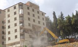 Hatay'da ağır hasarlı 4 bina kontrollü şekilde yıkıldı