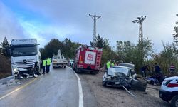 Ordu'da otomobil ile tırın çarpıştığı kazada 3 kişi öldü, 3 kişi yaralandı