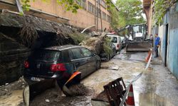 Zeytinburnu'nda çöken istinat duvarı araçlara zarar verdi