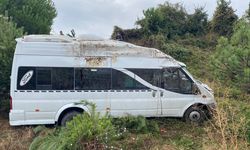 Servis minibüsü şarampole yuvarlandı..!