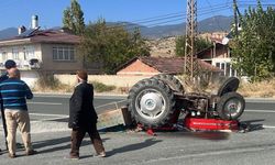 Ciple çarpışan traktör devrildi, 80 yaşındaki sürücü yaralandı
