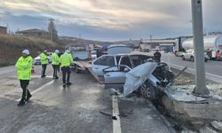 Otomobil direğe çarptı: 4 ölü