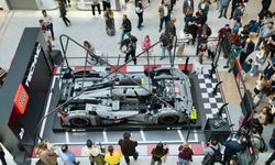 Lego Technic Peugeot 9x8 24h Le Mans Hybrid Hypercar, Akasya'da vitrine çıktı