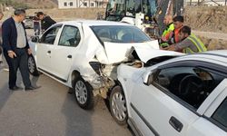 Tır ve 4 otomobilin karıştığı zincirleme kazada 5 yaralı
