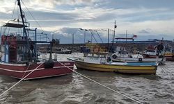 Kastamonu'da tekneler fırtınadan korunmak için limana sığındı!