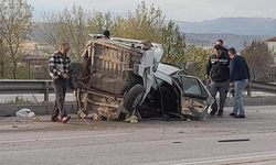 İkiye bölünen otomobilden sağ çıktılar!