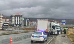 Kastamonu'da Makaslayan Tır Bariyerlere Çarparak Durabildi