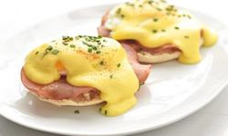 Kahvaltı için çok güzel bir seçenek: Egg Benedict tarifi. Egg Benedict nasıl yapılır?