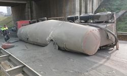 Çimento yüklü tanker devrildi: 1 yaralı var!!