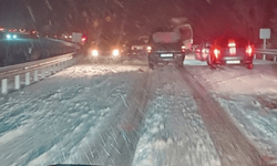 Kastamonu'da yoğun kar yağışı: Onlarca araç mahsur kaldı!