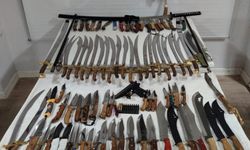 Koleksiyon mu yaptın? Polis baskını: O şahsın evinden 62 bıçak ve 24 kılıç çıktı!