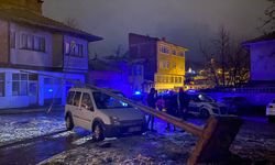 Kastamonu'da Kaza: Elektrik Direği Arabanın Üzerine Devrildi!