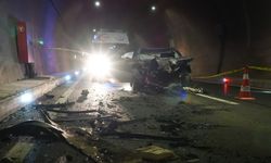 Ilgaz 15 Temmuz İstiklal Tüneli’nde tıra çarparak paramparça olan lüks otomobilin sürücüsü öldü