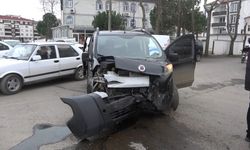 Otomobil ve hafif ticari araç çarpıştı: Yaralılar var!