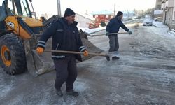 Yeşilyurt Belediyesi buzlanan yollarda tuzlama çalışması yaptı