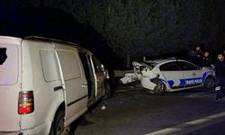 Düzensiz göçmenlerin olduğu araç, polisten kaçarken kaza yaptı: Polisler yaralandı!..