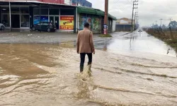 Yol göle dönünce sürücü dakikalarca kaybolan plakasını aradı!