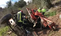 Korkunç kaza: Vinç yüklü kamyon hurda yığınına döndü!