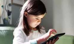 Cep telefonu ve bilgisayar düşkünlüğü, çocukların sağlığını olumsuz etkiliyor!