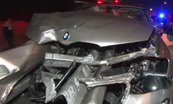 Feci kaza: Bariyerlere saplanan aracın sürücü kıl payı kurtuldu!