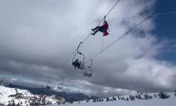 Kayak merkezinde 67 kişi metrelerce yükseklikte mahsur kaldı