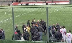 Kastamonu'da amatör maçta saha karıştı, polis sahaya indi!