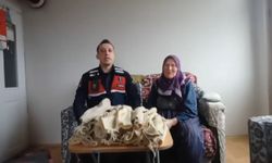 Karadeniz'in vefakar anası: 75 yaşındaki kadın, ördüğü çorapları Mehmetçiğe yolladı!