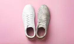Beyaz spor ayakkabıların hemen kirlenmesinden mi şikayetçisiniz? Bu yöntemle kir mir kalmayacak!