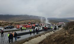 Çorum'da yolcu otobüsü kamyona çarptı, 2 kişi öldü, 5 kişi yaralandı