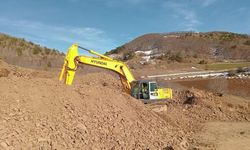 Kaymakam Çeçen, heyelan oluşan Günebakan köyündeki alternatif yol çalışmalarını inceledi