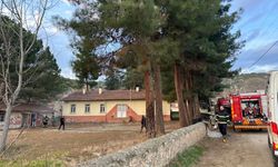 Niksar'da kullanılmayan köy okulundaki yangın hasara yol açtı