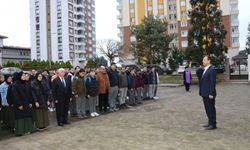 Of'taki okullarda depremzedeler için saygı duruşunda bulunuldu