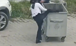Alkollü kadın yol kenarında ağladı, daha sonra da çöp konteynerine girmeye çalıştı!