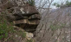Dev kayanın düşmemesi için ilginç bir çözüm buldular!..