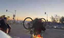 Motosiklet üzerinde bisiklet taşıdı!..
