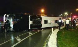 SON DAKİKA: Yolcu otobüsü devrildi: 1 ölü, 20 yaralı!..