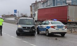 Kastamonu D100'deki tır kazasında önlem alan polis ekibi kaza geçirdi!